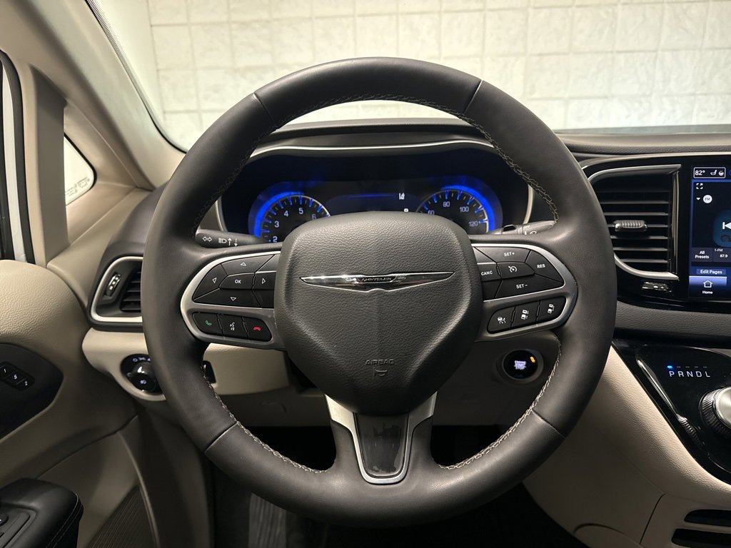 Used 2023 Chrysler Pacifica Touring-L image 15