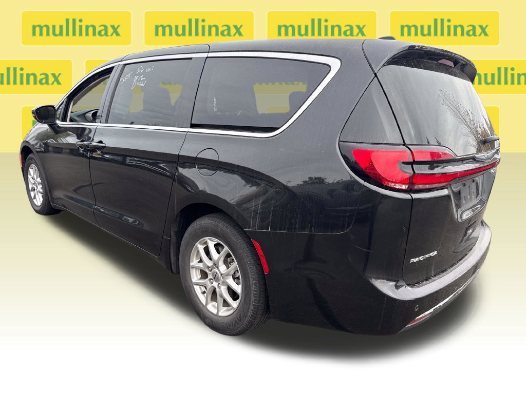 Used 2023 Chrysler Pacifica Touring-L FWD image 11