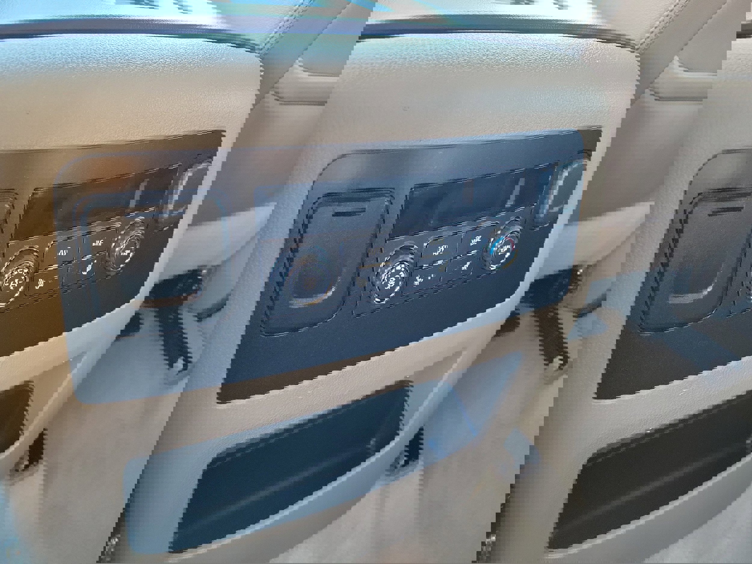 Used 2018 Chevrolet Suburban LT w/ Luxury Package image 15