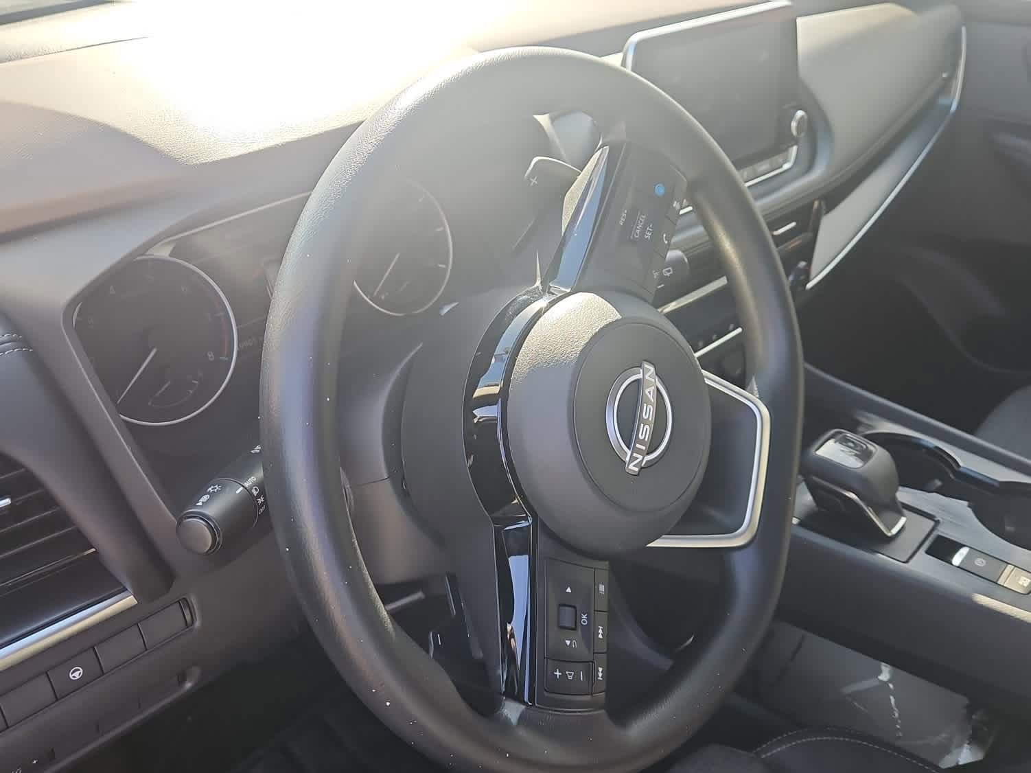Used 2022 Nissan Rogue SV FWD image 2