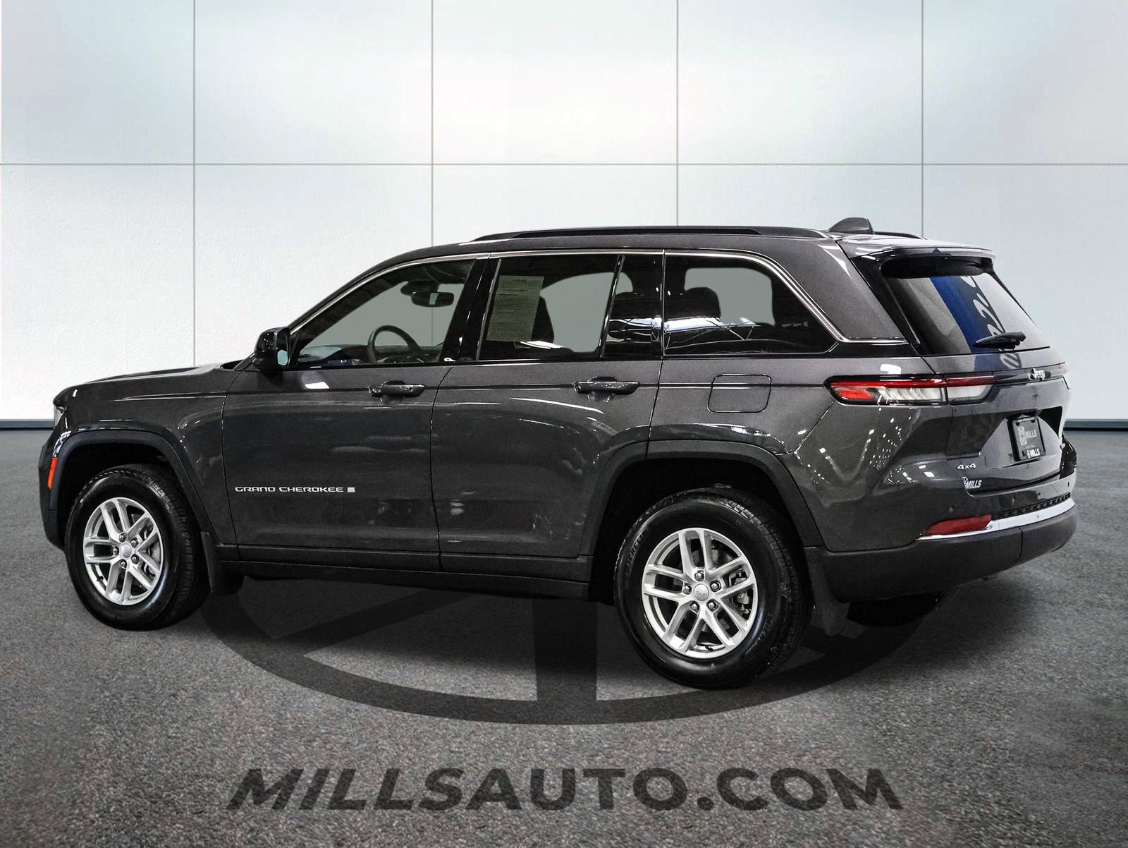 Used 2024 Jeep Grand Cherokee Laredo X w/ Luxury Tech Group I image 7