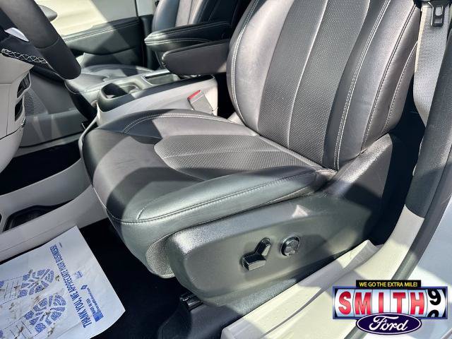 Used 2024 Chrysler Pacifica Touring-L FWD image 16