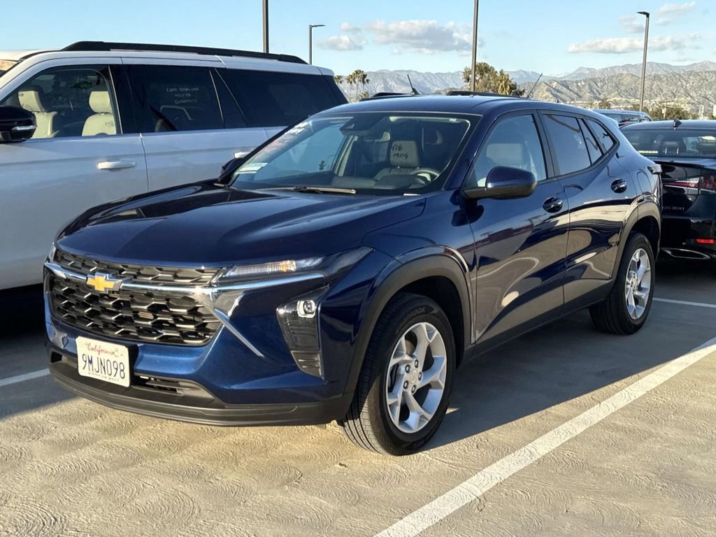 Used 2024 Chevrolet Trax LS w/ LS Convenience Package image 3