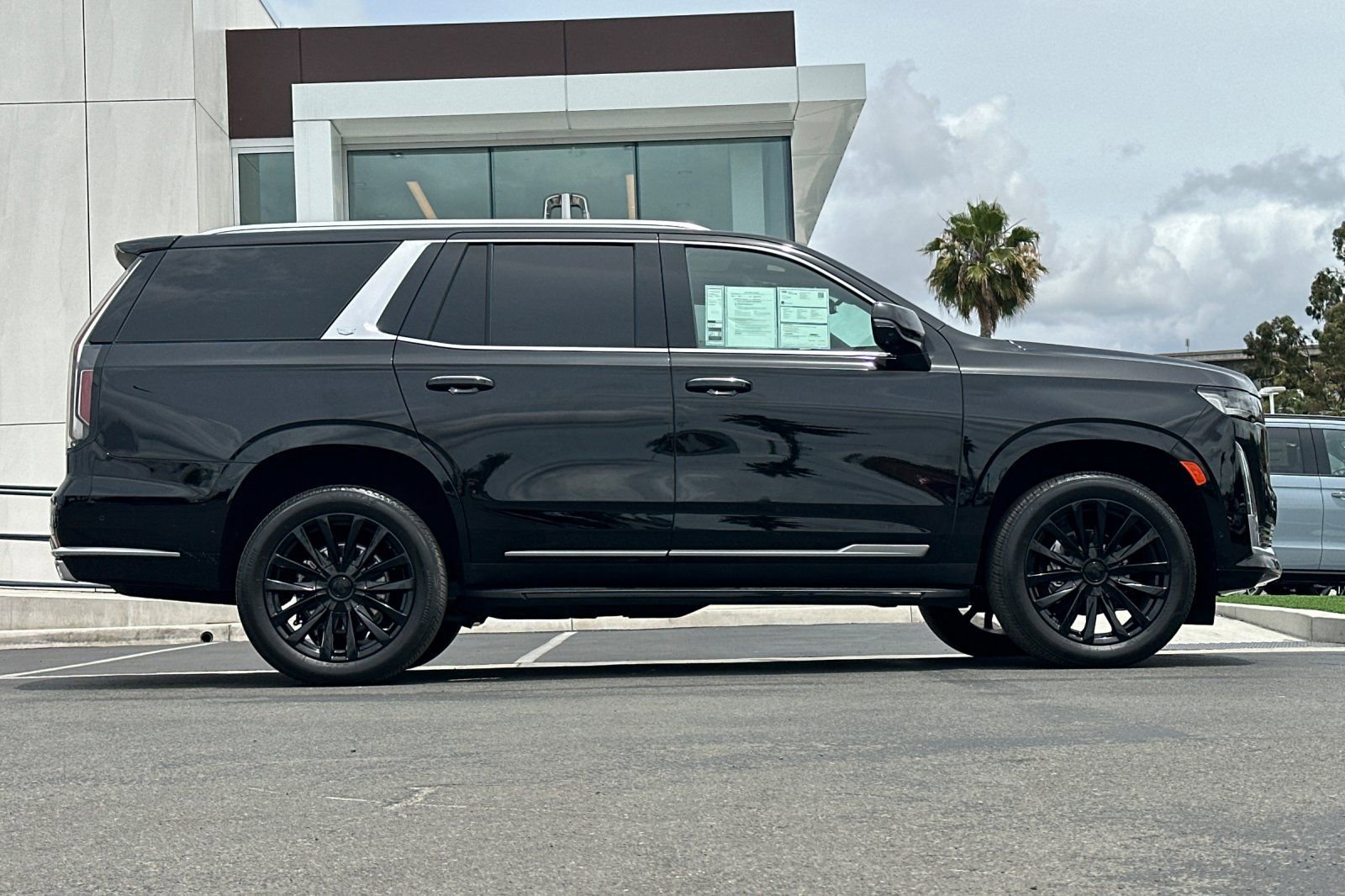 Used 2023 Cadillac Escalade Premium Luxury AWD/4WD image 2