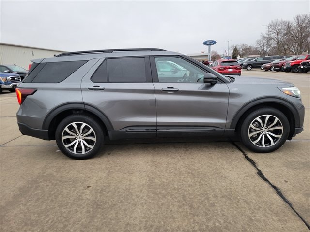 Certified 2025 Ford Explorer ST-Line AWD/4WD image 2
