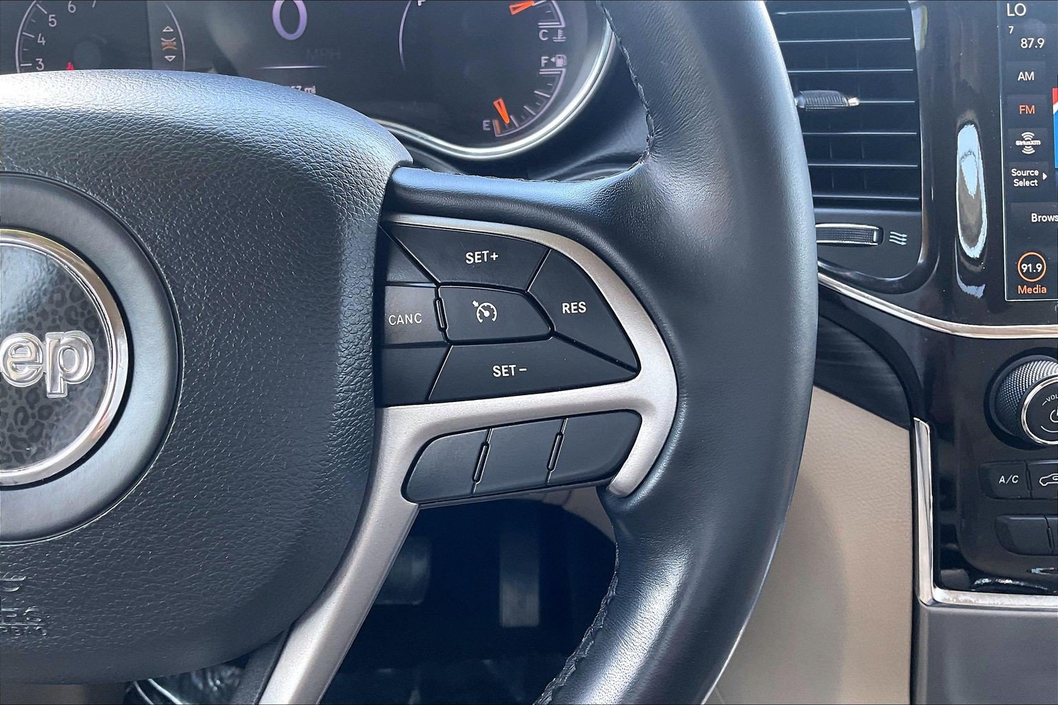Used 2022 Jeep Grand Cherokee Laredo E AWD/4WD image 17