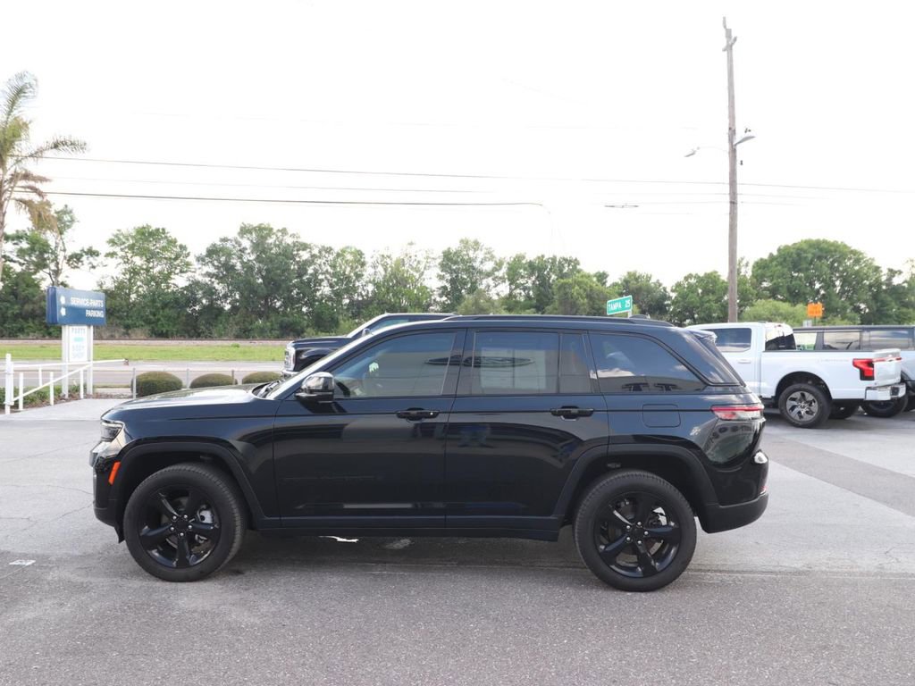 Used 2023 Jeep Grand Cherokee Limited w/ Black Appearance Package image 8