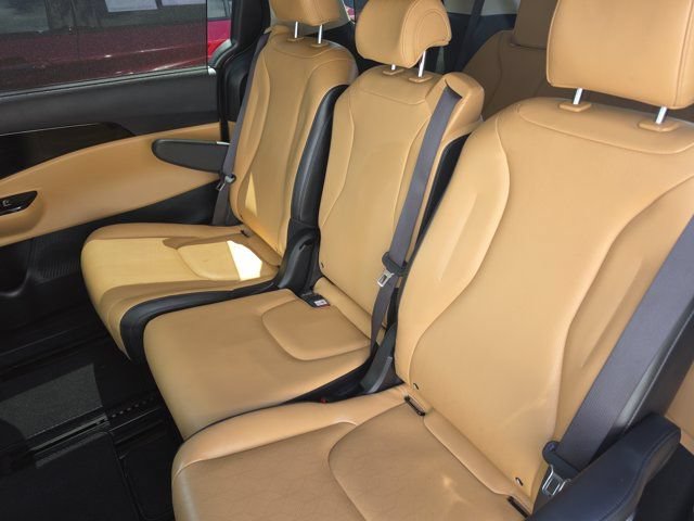 Used 2024 Kia Carnival EX FWD image 6