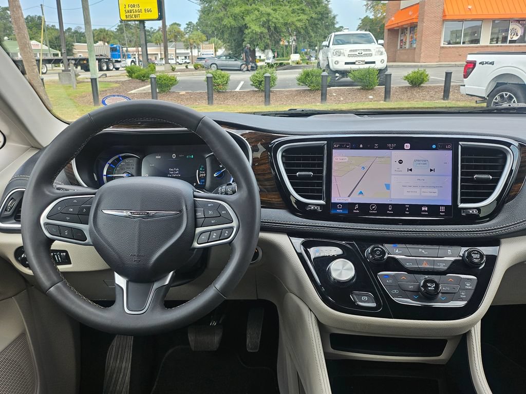 Used 2023 Chrysler Pacifica Limited FWD image 32