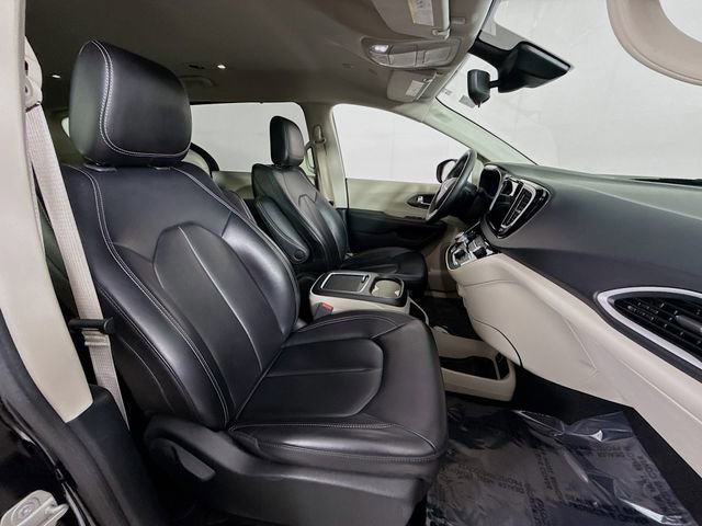 Used 2023 Chrysler Pacifica Touring-L image 28