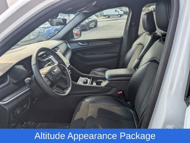 Used 2025 Jeep Grand Cherokee Altitude AWD/4WD image 14