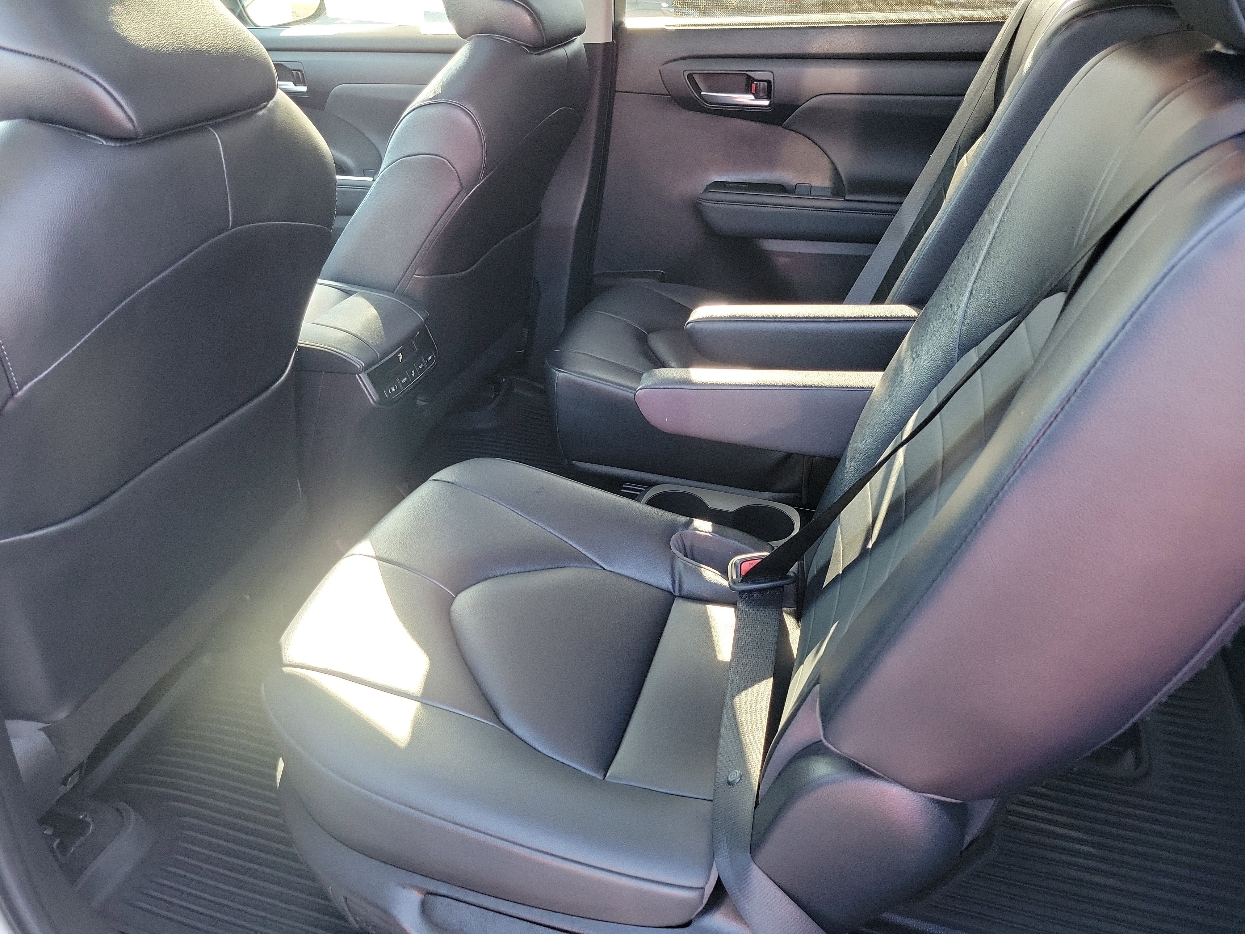 Used 2023 Toyota Highlander XLE FWD image 12