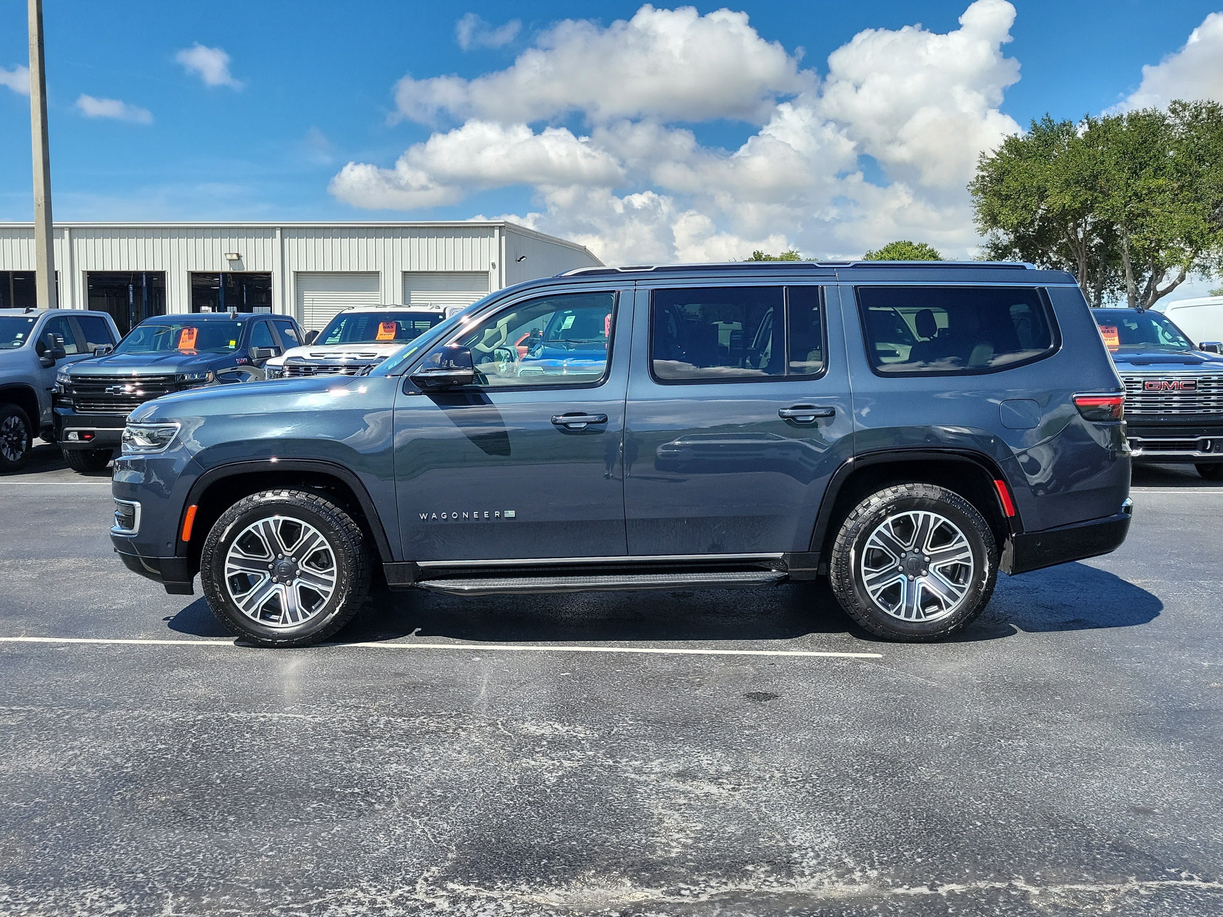 Used 2023 Jeep Wagoneer 4WD w/ Premium Group I image 6