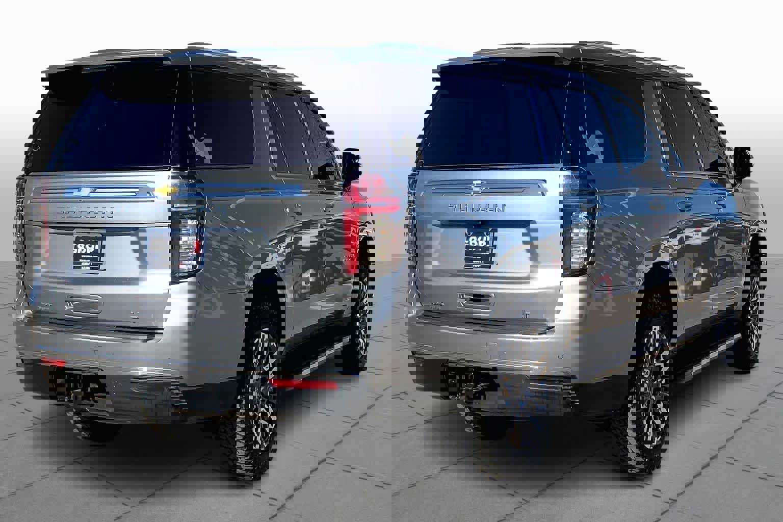 Used 2023 Chevrolet Suburban LT w/ Luxury Package image 12