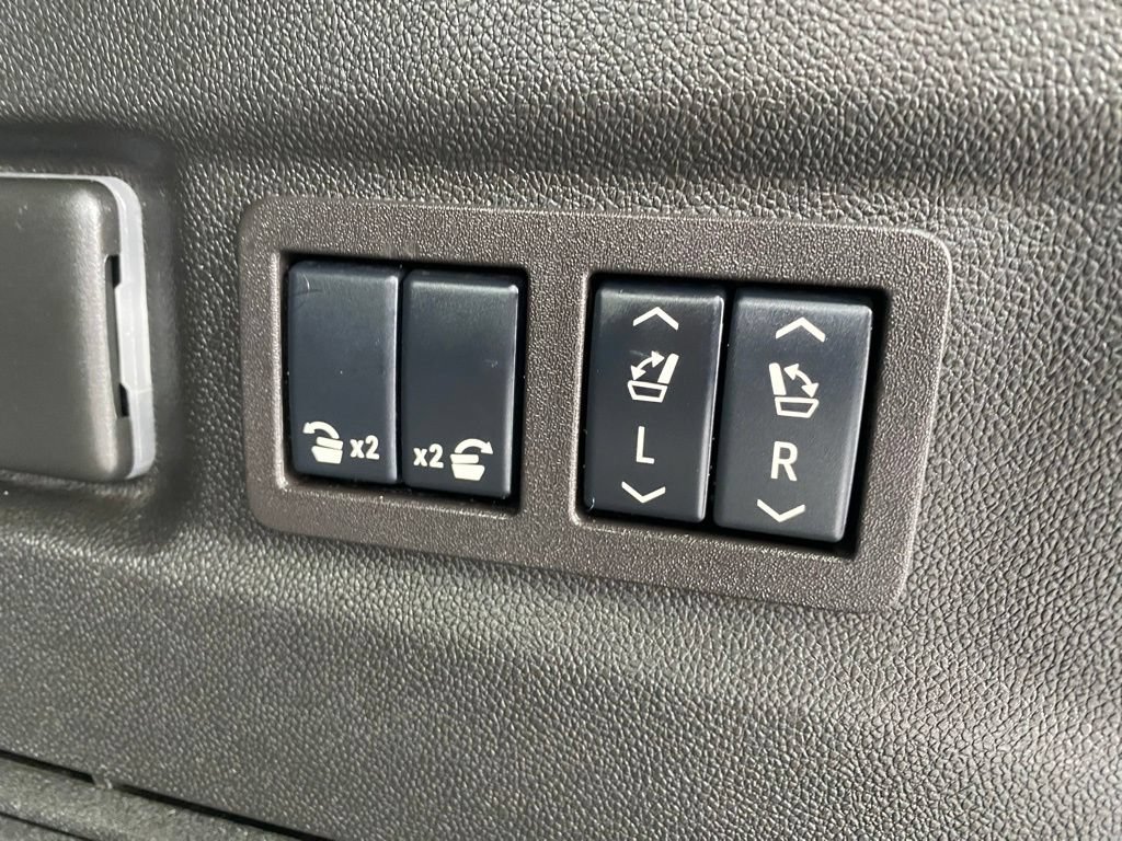 Used 2024 GMC Yukon XL Denali Ultimate AWD/4WD image 29
