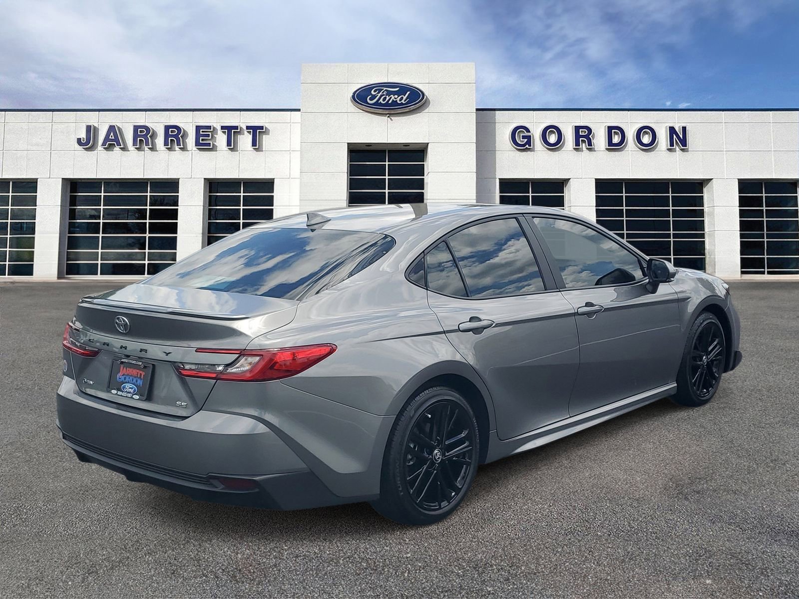 Used 2025 Toyota Camry SE FWD image 4