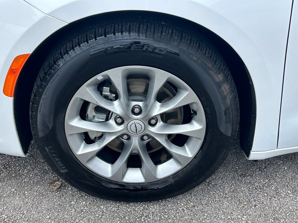 Used 2026 Chrysler Pacifica Limited FWD image 19