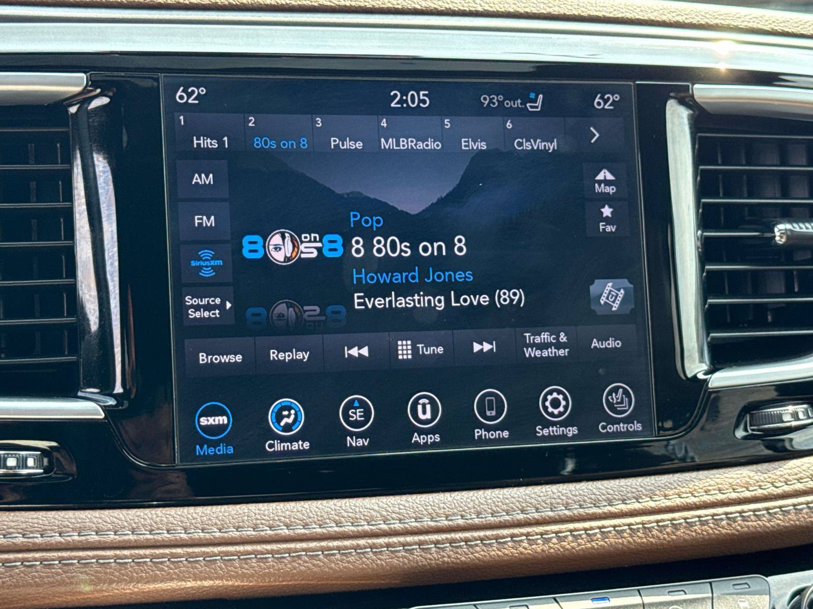 Used 2020 Chrysler Pacifica Limited w/ Advanced Safetytec Group FWD image 9