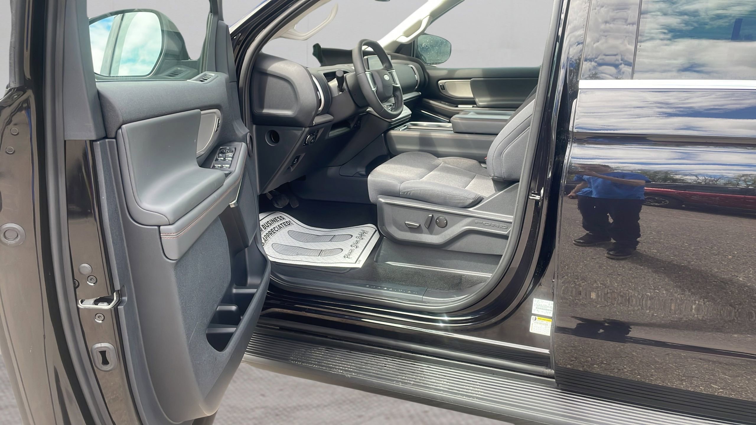 Certified 2025 Ford Expedition Active AWD/4WD image 11