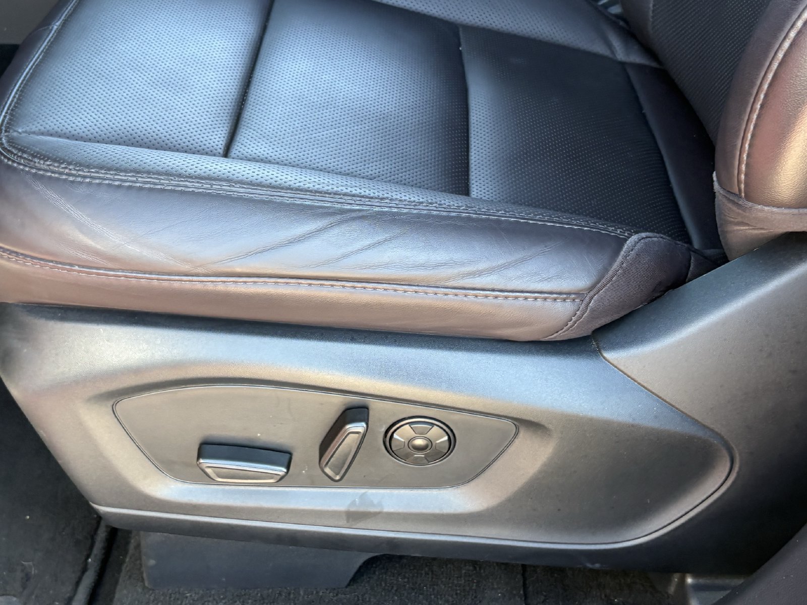 Certified 2025 Ford Explorer Platinum w/ LUX Leather Package AWD/4WD image 26