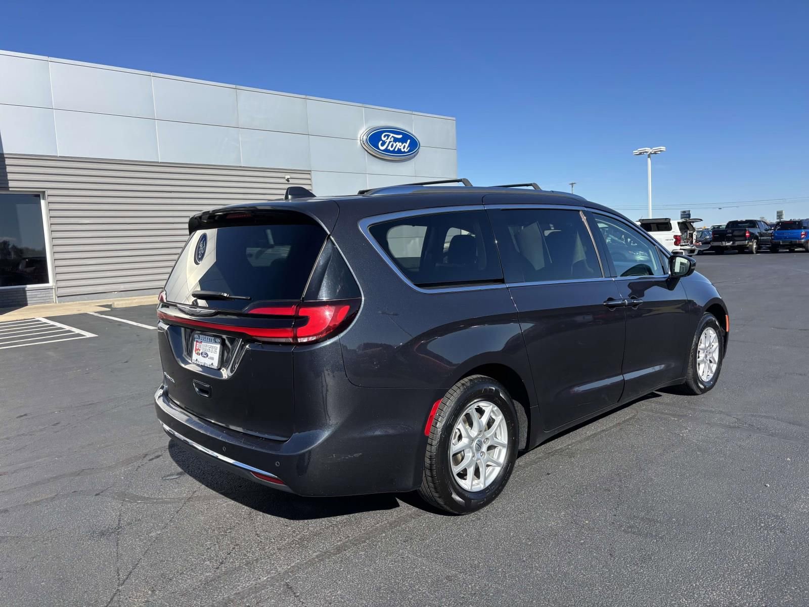Used 2021 Chrysler Pacifica Touring-L image 9