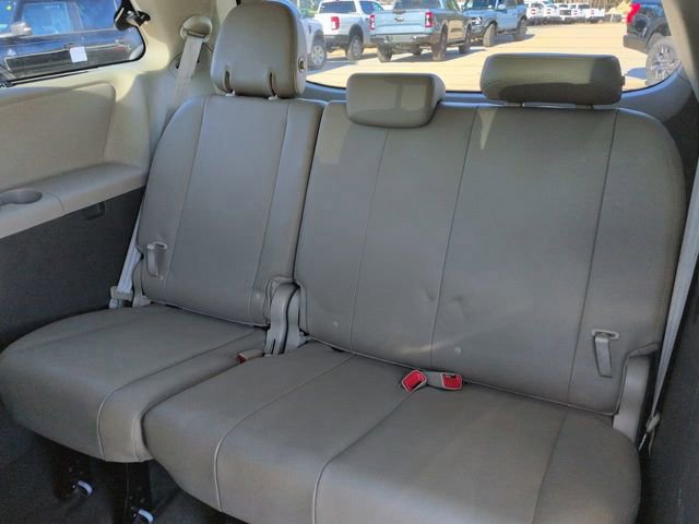 Used 2017 Toyota Sienna L image 13