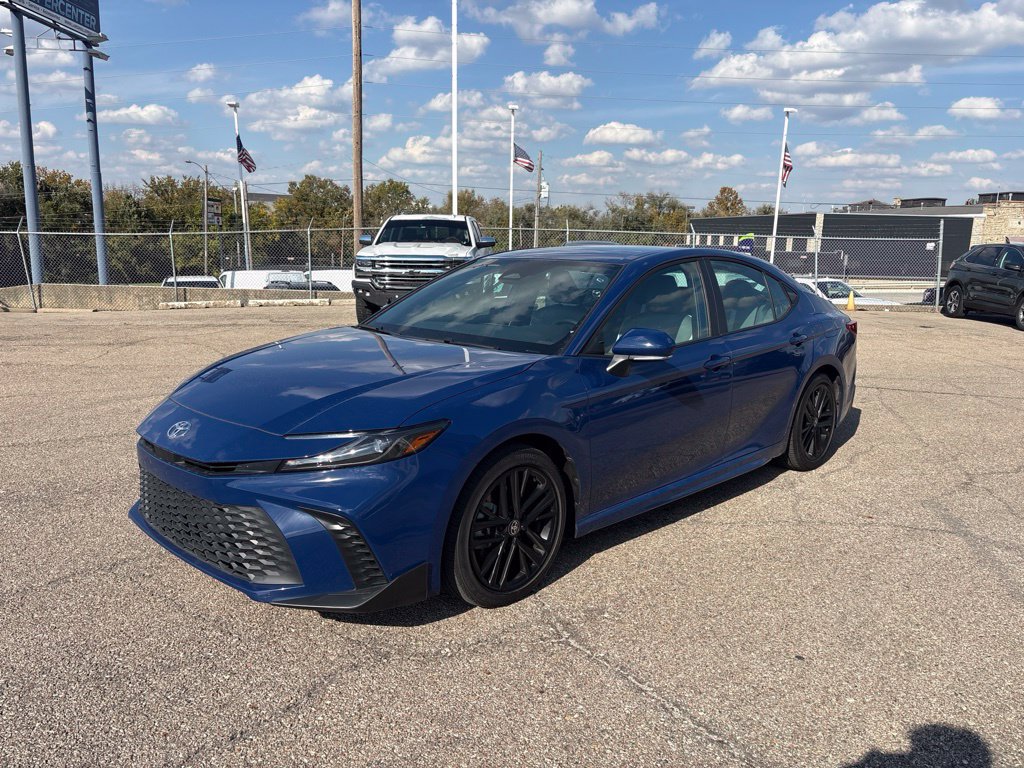 Used 2026 Toyota Camry SE FWD image 3