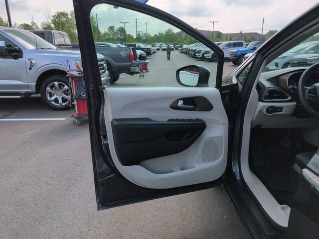 Used 2017 Chrysler Pacifica Touring w/ Tire & Wheel Group FWD image 30