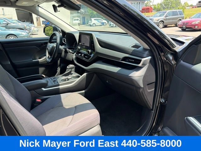 Used 2023 Toyota Highlander LE AWD/4WD image 11