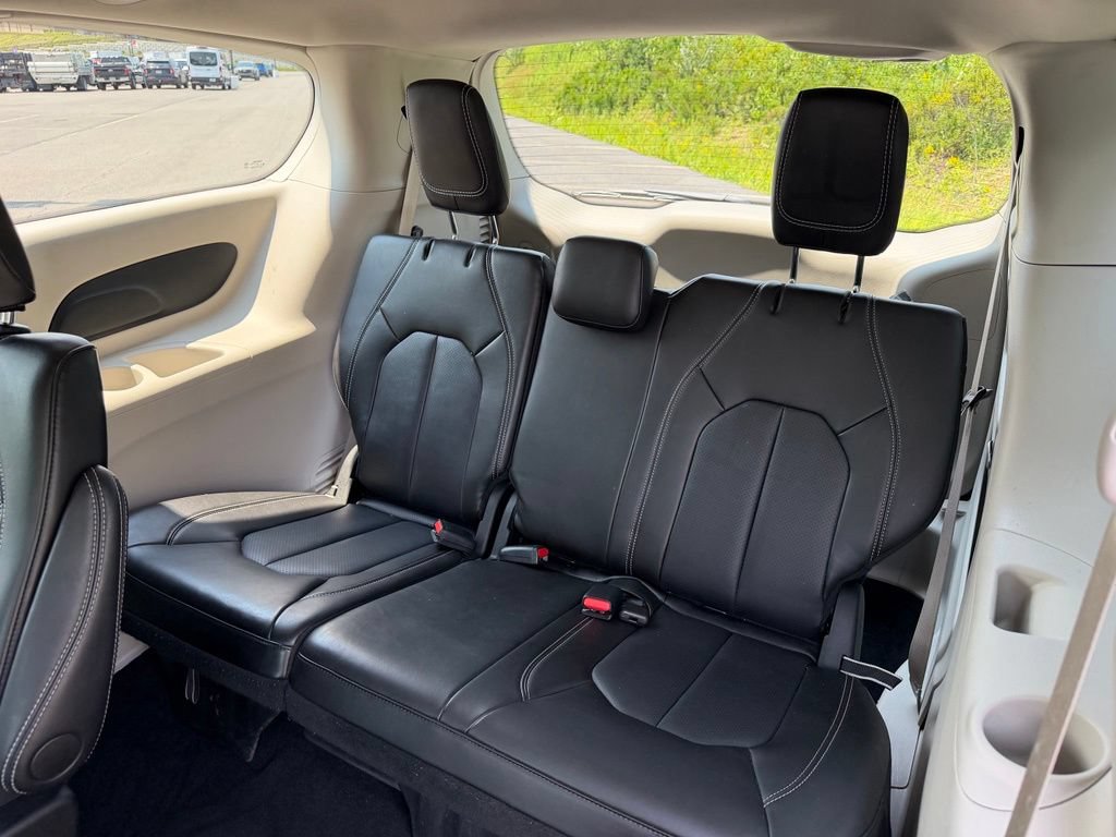 Used 2024 Chrysler Pacifica Touring-L FWD image 9