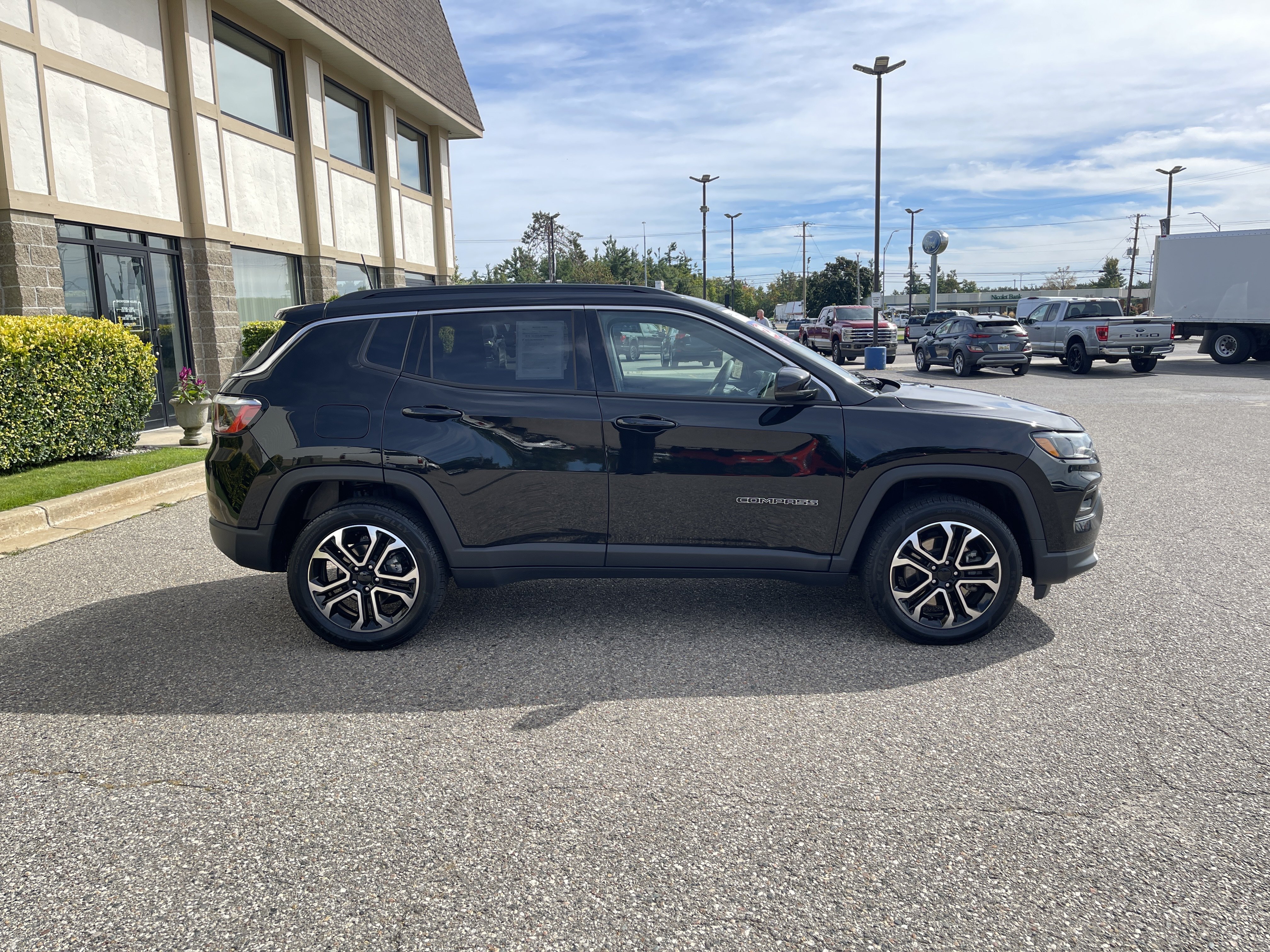 Used 2023 Jeep Compass Limited AWD/4WD image 2