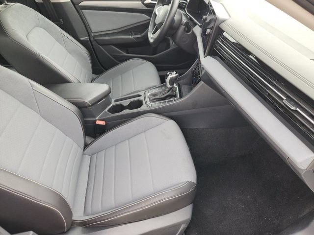 Used 2025 Volkswagen Jetta SE FWD image 31