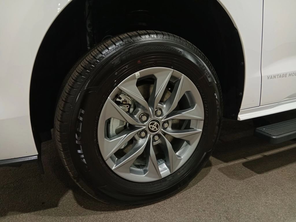 Used 2025 Toyota Sienna LE image 10