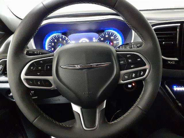 Used 2025 Chrysler Pacifica Select FWD image 3