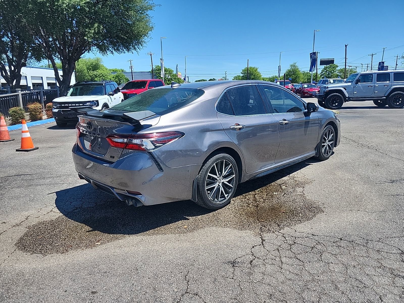 Used 2022 Toyota Camry SE w/ Convenience Package FWD image 3