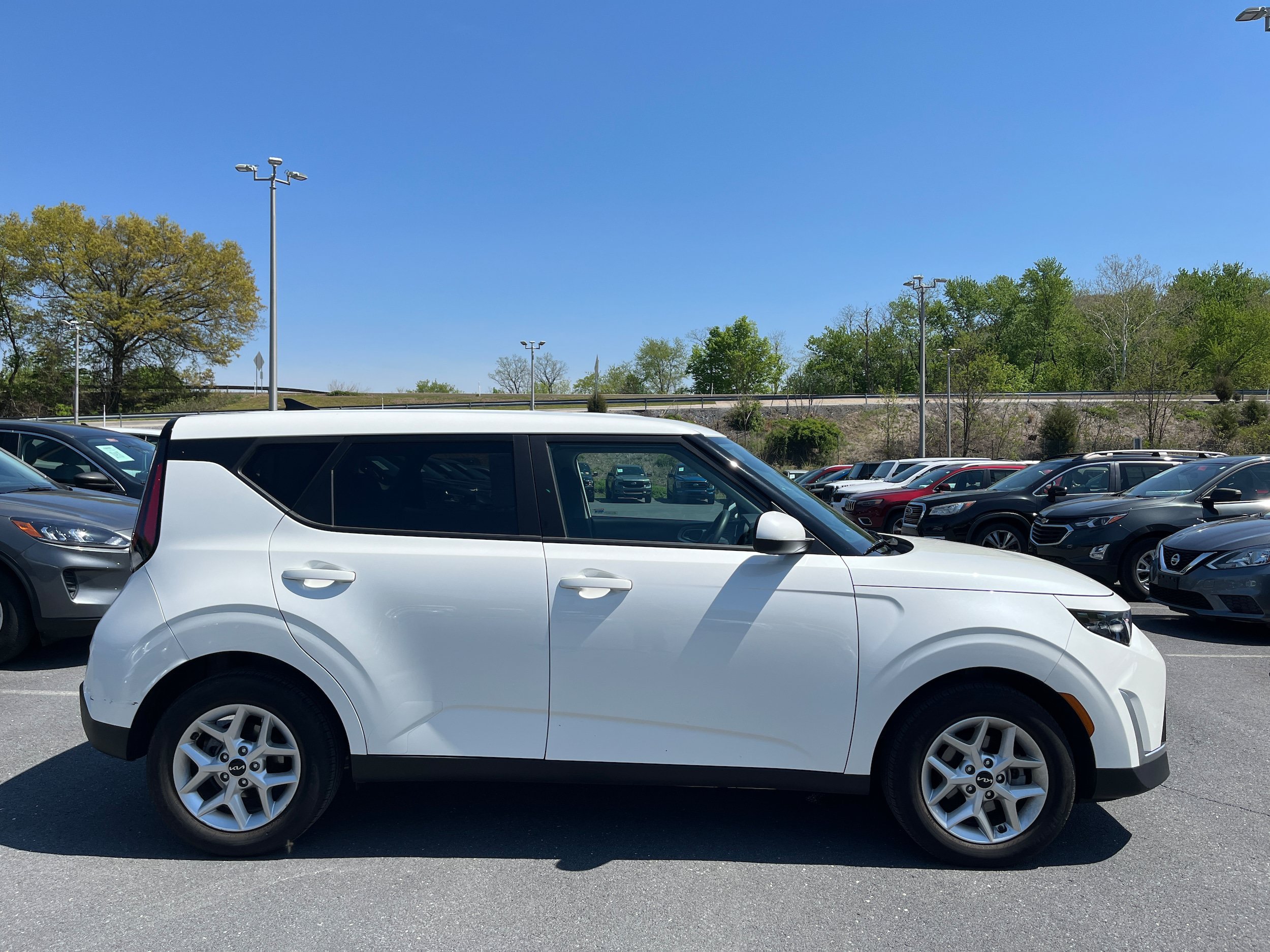Used 2023 Kia Soul LX w/ Option Group 015 FWD image 4