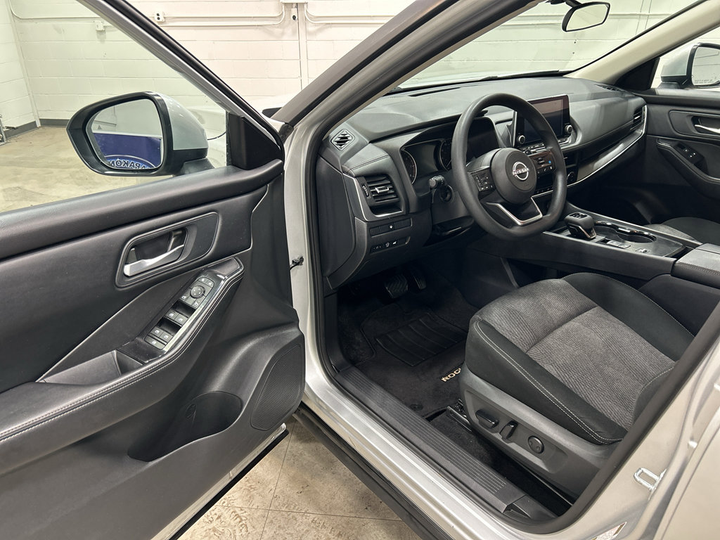 Used 2024 Nissan Rogue S FWD image 10