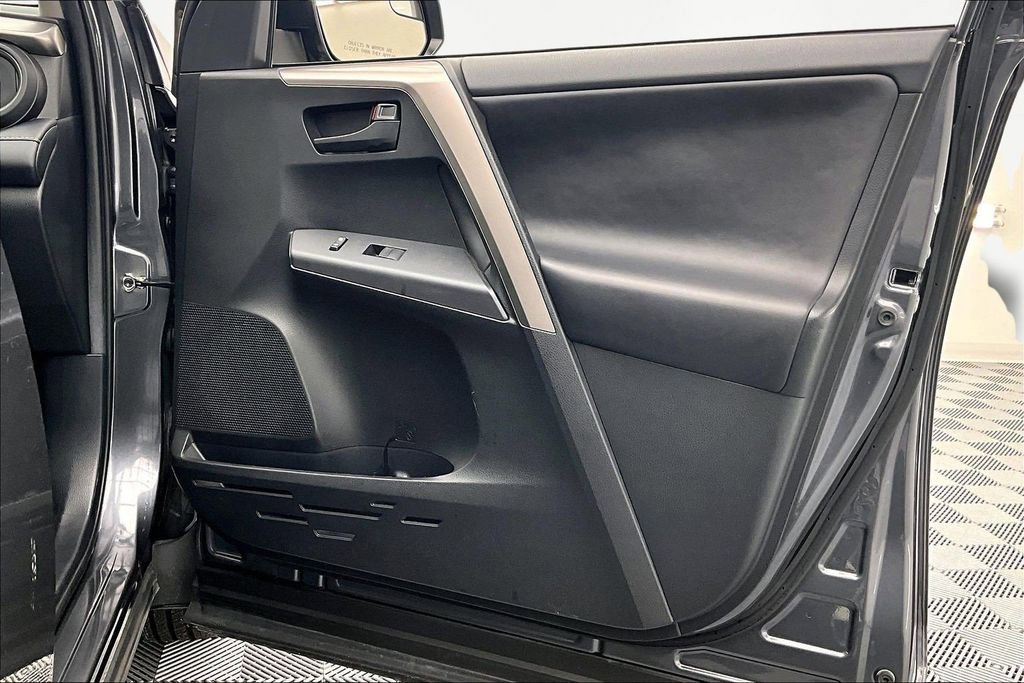 Used 2018 Toyota RAV4 LE image 24