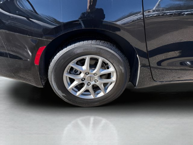 Used 2024 Chrysler Pacifica Touring-L FWD image 27