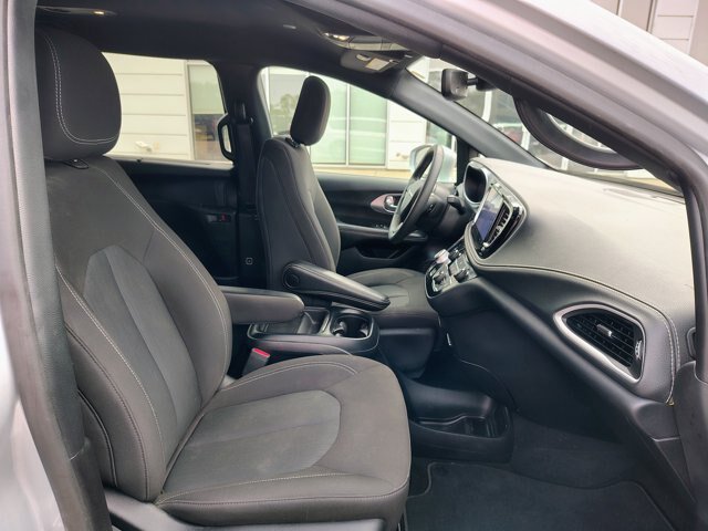 Used 2022 Chrysler Pacifica Touring FWD image 14