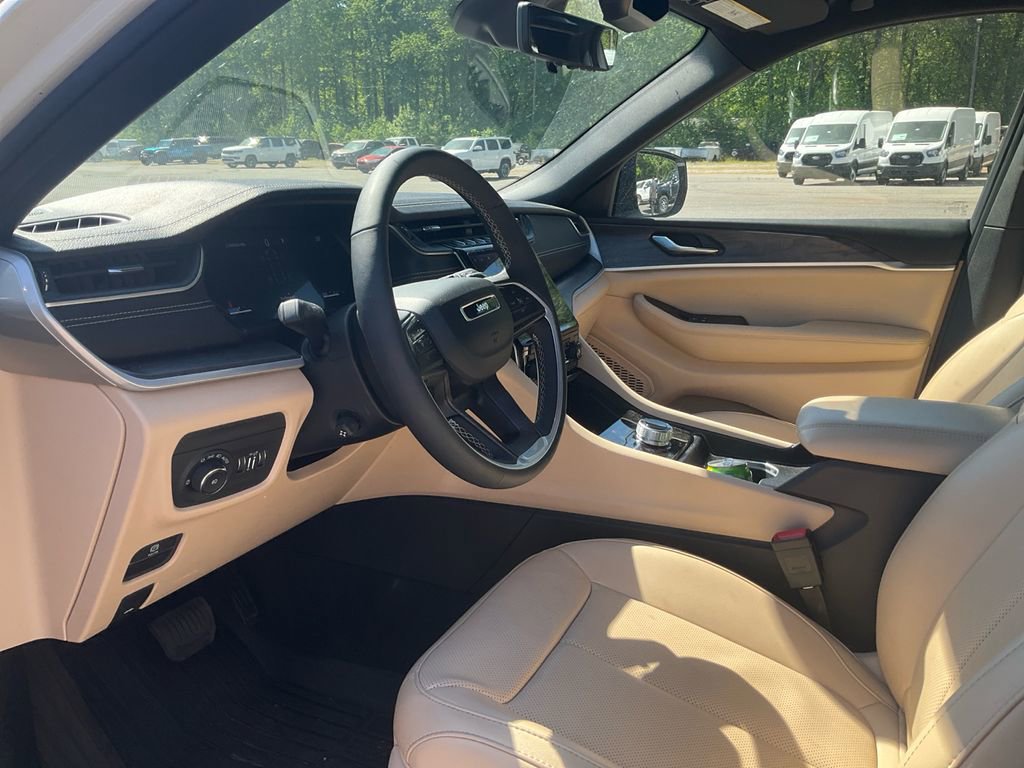 Used 2025 Jeep Grand Cherokee L Limited w/ Luxury Tech Group II image 15