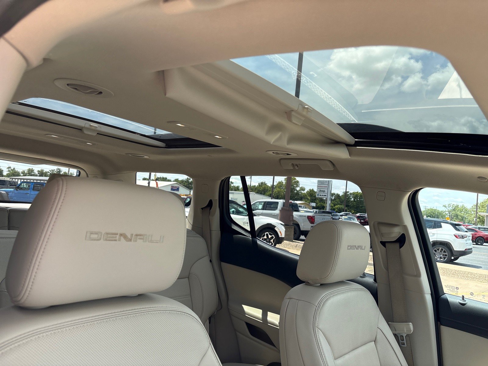 Used 2020 GMC Acadia Denali w/ Technology Package AWD/4WD image 11