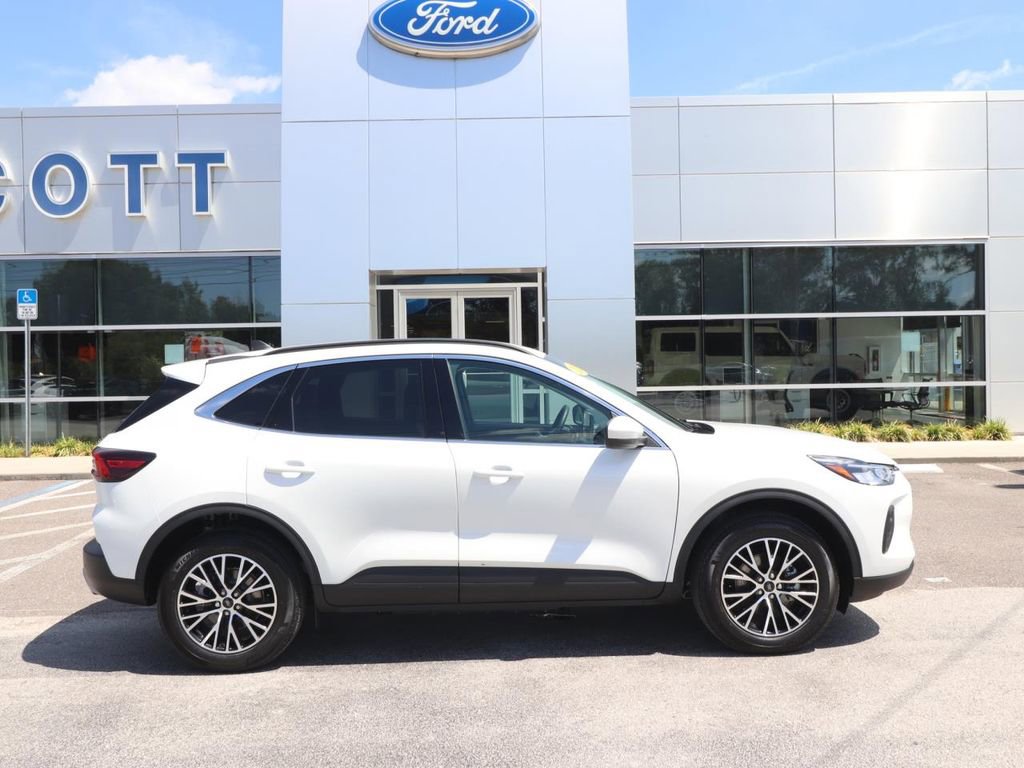 Certified 2025 Ford Escape SE FWD image 15