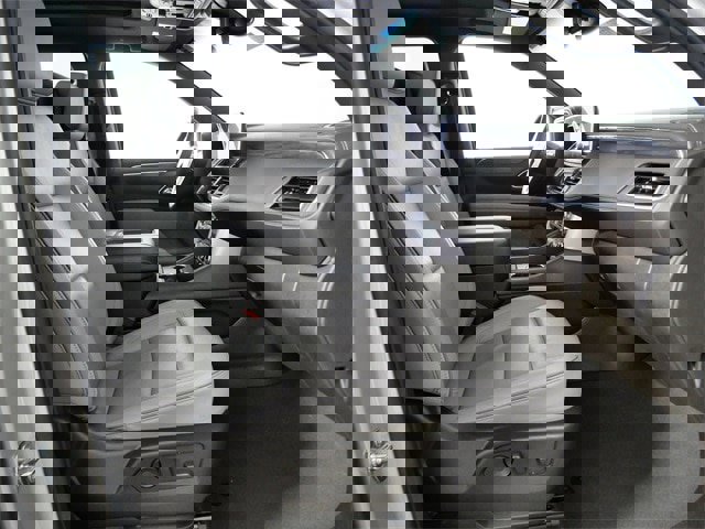 Used 2024 GMC Yukon XL SLT w/ SLT Premium Package image 12