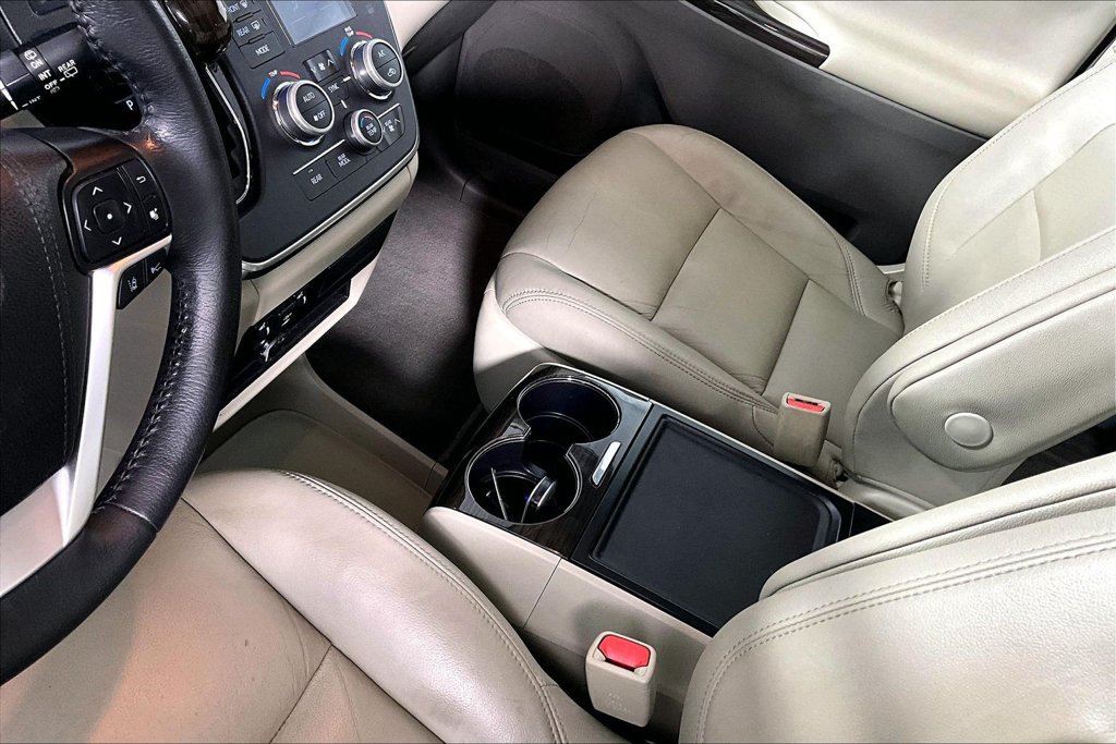 Used 2019 Toyota Sienna XLE w/ XLE Navigation Package FWD image 17