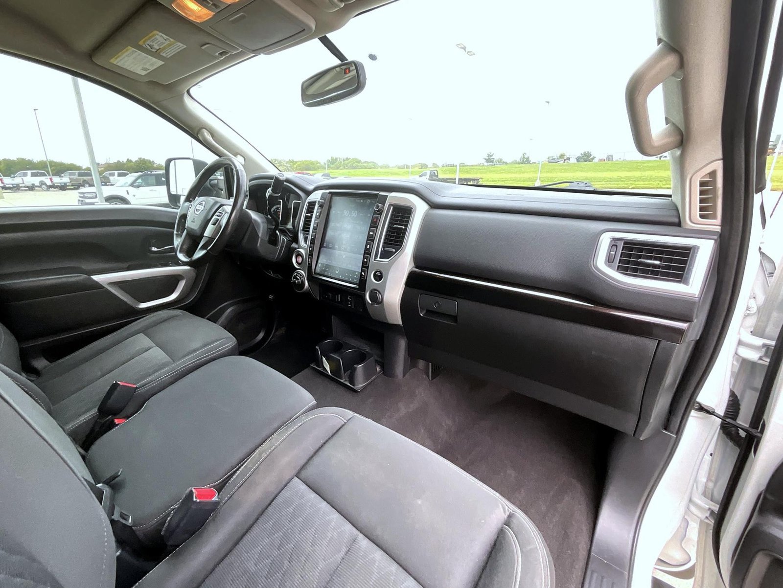 Used 2017 Nissan Titan SV AWD/4WD image 16