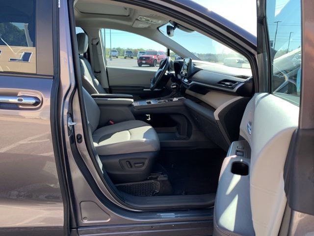 Used 2023 Toyota Sienna XLE image 14