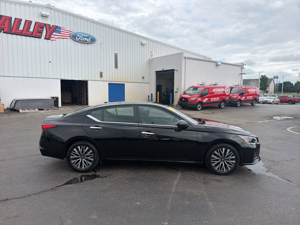 Used 2025 Nissan Altima 2.5 SV FWD image 9