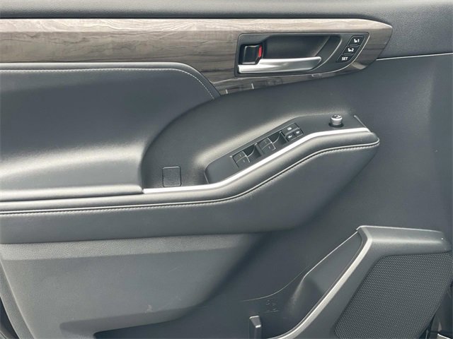 Used 2022 Toyota Highlander Platinum image 18