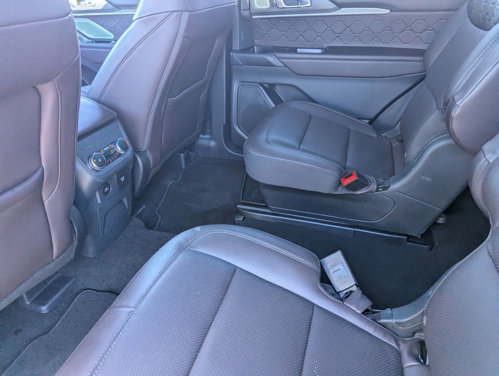 Certified 2025 Ford Explorer Platinum w/ LUX Leather Package image 14